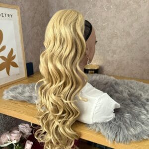 rep za kosu zlatno-plavi-uvijeni-eynna-human-hair-1-24721671913612-scaled-scaled-1.jpg