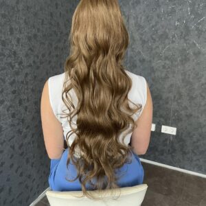 Smeđi uvijeni rep za kosu 80 cm postavljen kao duga ponytail frizura