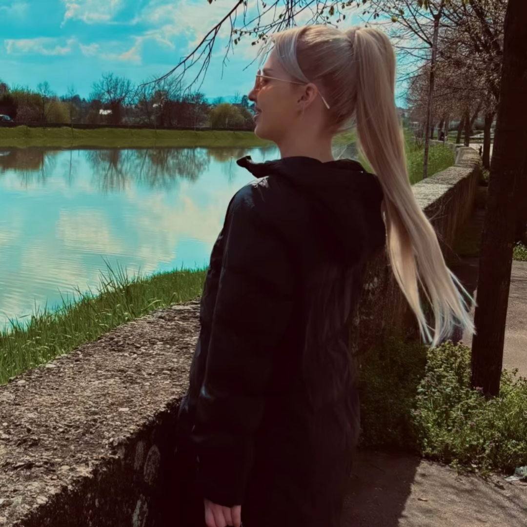 Rep za kosu – Ombre Ash Blonde – Ravni 75cm - Umjetni rep 7 Rep za kosu - Ombre ash blonde - Eynna hair Sarajevo - Umjetno vlakno (8)