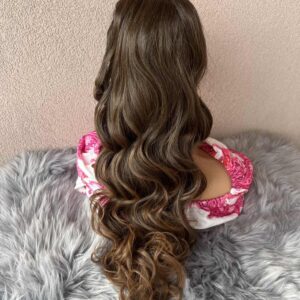 Duga kovrčava kosa na modelu u Eynna Hair Sarajevo salonu.